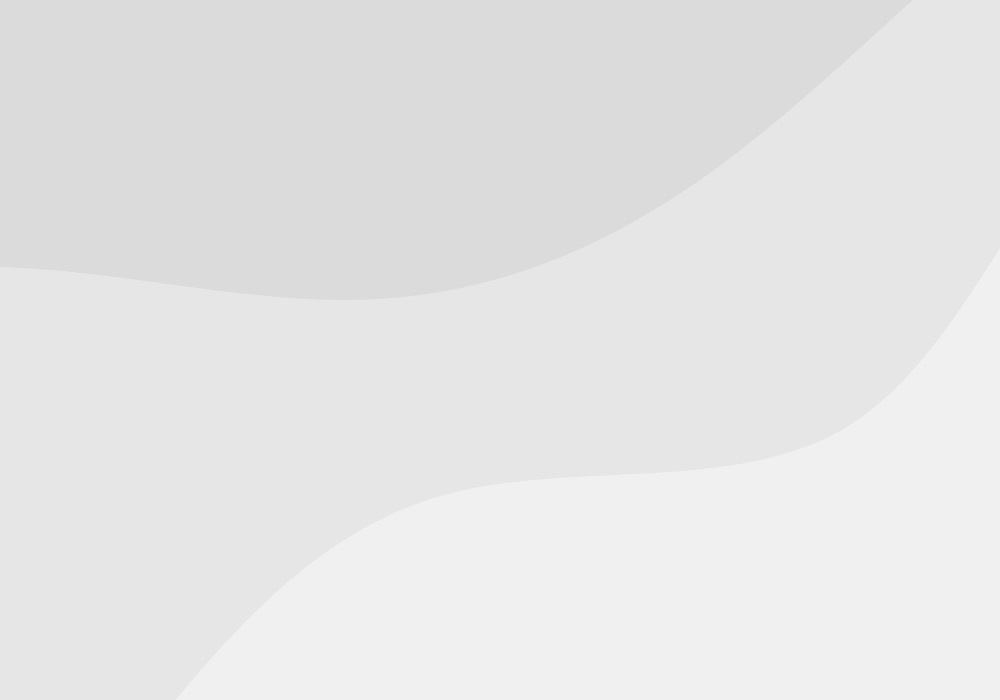 Cabinet saint geroges Propriétaire du Cabinet Saint-Georges à Rennes invitant les clients à entrer dans le salon